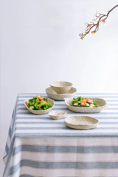 Dvě Porce Čerstvě Chutného Zeleninového Salátu Stole Elegantním Minimalistickým Nádobím — Stock fotografie