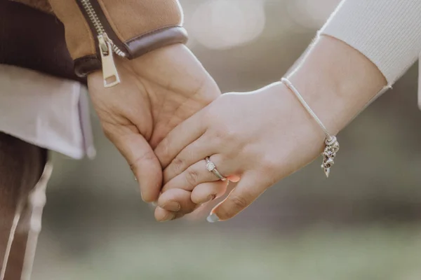 Egy Házaspár Kéz Kézben Jár Homályos Háttérrel — Stock Fotó