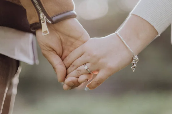 Een Getrouwd Stel Dat Hand Hand Loopt Een Wazige Achtergrond — Stockfoto