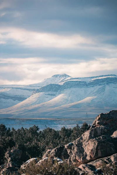 Disparo Vertical Acantilados Rocosos Cerca Montañas Nevadas Bajo Cielo Gris — Foto de Stock