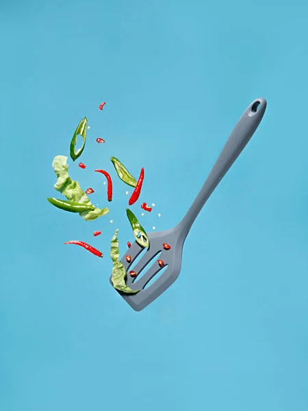 Egy Kanál Apróra Vágott Zöldségekkel Zöld Salátához Kék Alapon Egy — Stock Fotó
