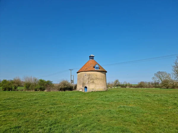 Une Vue Panoramique Une Vieille Structure Pierre Sur Champ Fond — Photo