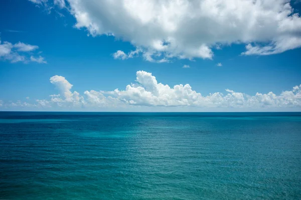 Panoramiczny Widok Oceanu Niebieskim Tle Chmury Florydzie — Zdjęcie stockowe