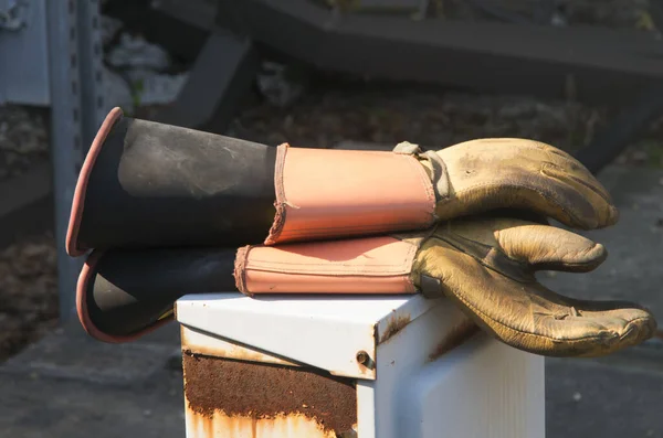 Nahaufnahme Eines Paares Isolierter Handschuhe Auf Einer Metalloberfläche — Stockfoto