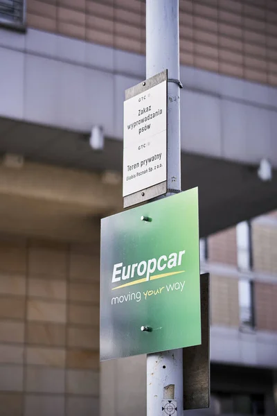 Зеленая Компания Europcar Арендует Автомобиль Автостоянке — стоковое фото
