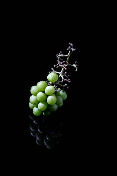 Vertical Closeup Cluster Green Grapes Isolated Black Background Reflection — Stock Photo, Image