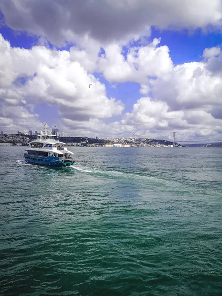 Primer Plano Bote Flotante Bósforo Estambul —  Fotos de Stock