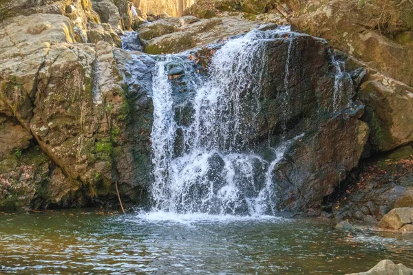 Piękne Ujęcie Wodospadu Spadającego Dużej Skały Tworzącego Rzekę — Zdjęcie stockowe