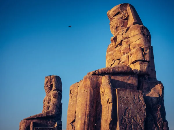Kaksi Massiivista Kivipatsasta Colossi Memnon Thebassa Egyptissä Sinistä Taivasta Vasten — kuvapankkivalokuva