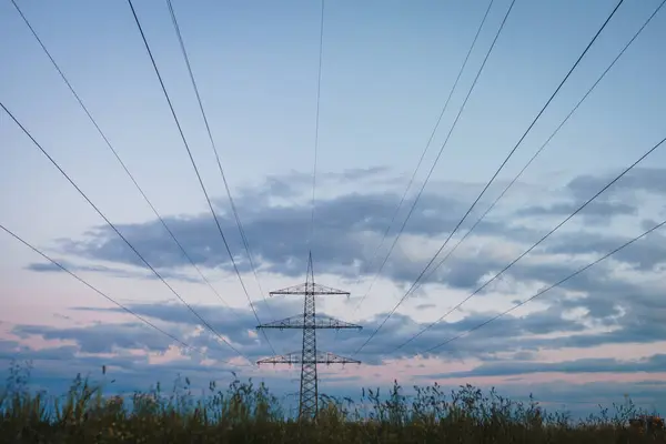 Una Enorme Torre Eléctrica Muchos Cables Que Salen Ella Bajo — Foto de Stock