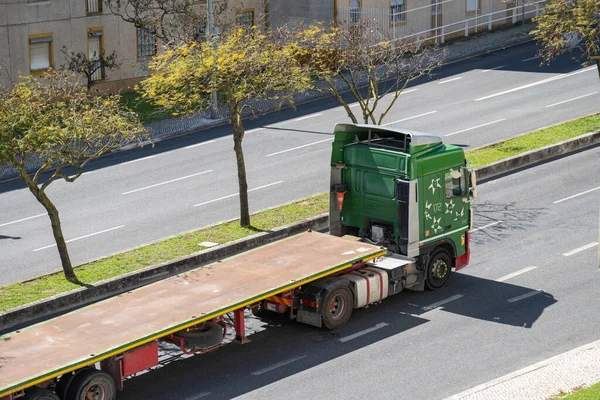 Camião Carga Verde Vazio Nas Ruas Lisboa Portugal — Fotografia de Stock