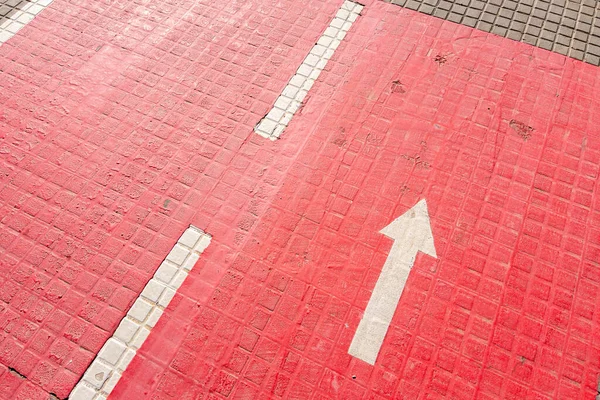 Una Foto Signo Flecha Carril Bici Rojo — Foto de Stock