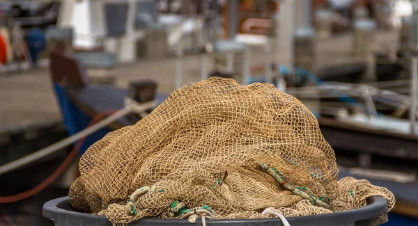 Ένα Ρηχό Πλάνο Εστίασης Ενός Άδειου Διχτυού Ψαρέματος Ένα Βαρέλι — Φωτογραφία Αρχείου