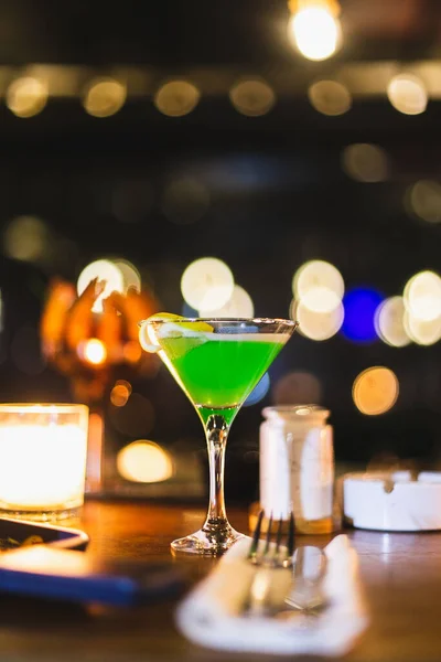 Eine Vertikale Aufnahme Eines Grünen Cocktails Einem Martini Glas Auf — Stockfoto