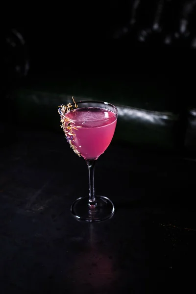 Eine Schöne Aufnahme Eines Rosa Cocktails Auf Schwarzem Hintergrund — Stockfoto