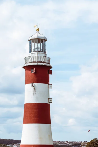 德文郡普利茅斯湾码头上一座条纹灯塔的垂直镜头 — 图库照片