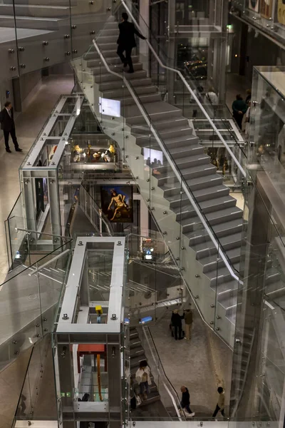 ボイマンス ファン ベニンゲンの鉄とガラスの内部階段 アートデポ ストレージ ルーム周辺に点在する人々と作品 — ストック写真