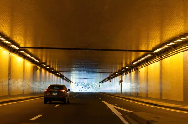 Carro Estrada Iluminada Túnel Washington — Fotografia de Stock