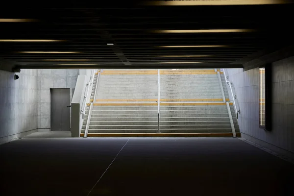 太陽の光で外へと続く地下通路の階段の閉鎖 — ストック写真