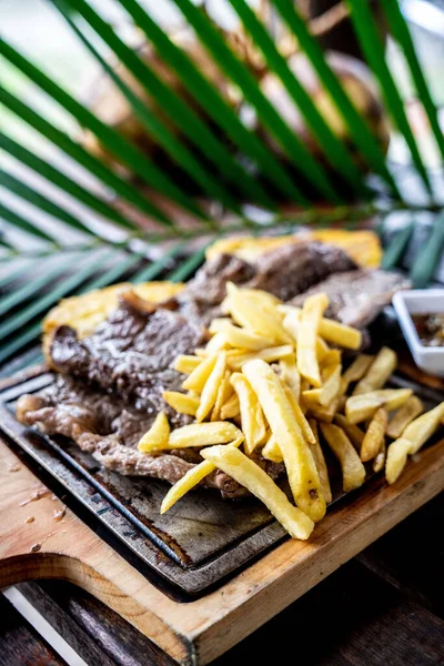 Une Assiette Steak Bœuf Grillé Avec Des Pommes Terre Frites — Photo