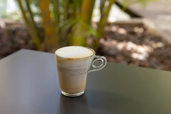 Plan Rapproché Verre Cappuccino Sur Une Table Extérieur — Photo