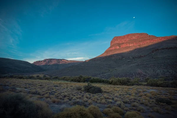 Een Prachtig Avond Uitzicht Van Een Berg Landschap Met Maan — Stockfoto