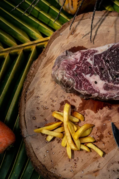 Belo Tiro Carne Crua Com Batatas Fritas — Fotografia de Stock