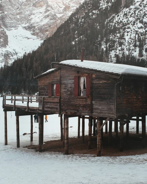 Vertikální Záběr Starého Opuštěného Domu Jezera Braies Pokrytého Sněhem Prosinci — Stock fotografie