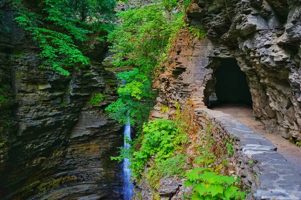 Sendero Rocoso Cueva Cerca Agua Que Fluye Entre Acantilados Empinados —  Fotos de Stock