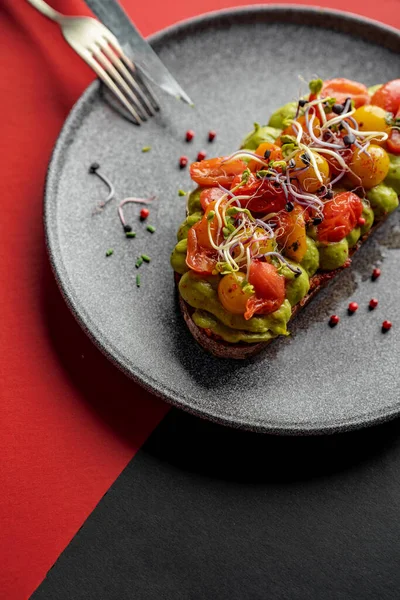 Avokado Püresi Sebzeli Izgara Ekmeğin Dikey Yakın Çekimi Lezzetli Yemek — Stok fotoğraf
