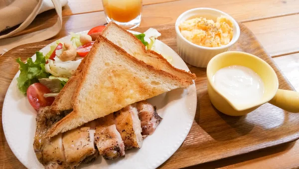 Een Houten Dienblad Met Lekker Vers Ontbijt Het Café — Stockfoto
