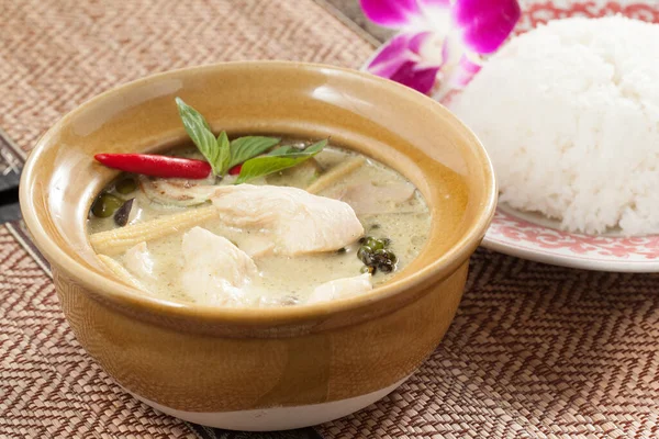 Zbliżenie Strzał Thai Kurczak Zupa Kokosowym Ceramicznym Naczyniem Białą Ryżową — Zdjęcie stockowe