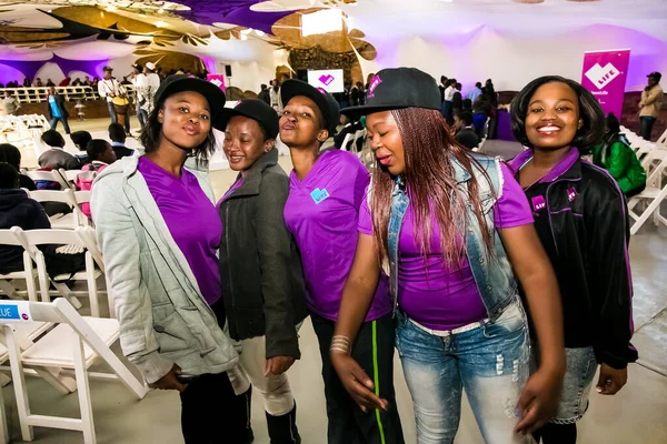 Grupo Jóvenes Afroamericanas Posando Mercadillo Púrpura Evento Secundaria —  Fotos de Stock