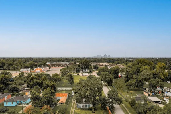 Una Vista Aerea Edifici Residenziali Circondati Alberi Sfondo Cielo Blu — Foto Stock