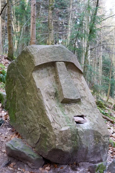 秋天的时候 在森林里雕刻成人脸形状的巨石 — 图库照片