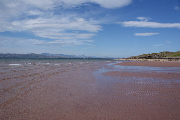 Песчаный пляж в Шотландии в солнечный день