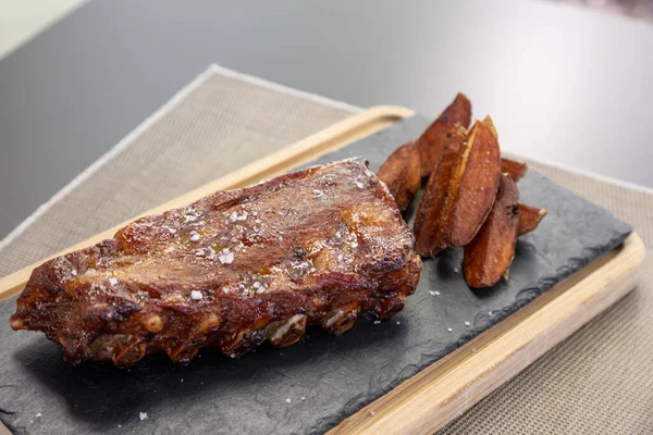 Una Fetta Carne Alla Griglia Con Patatine Fritte Una Tavola — Foto Stock