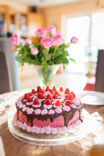 Vertical Shot Tasty Cake Topped Fresh Berries Blurry Background — Stock Photo, Image