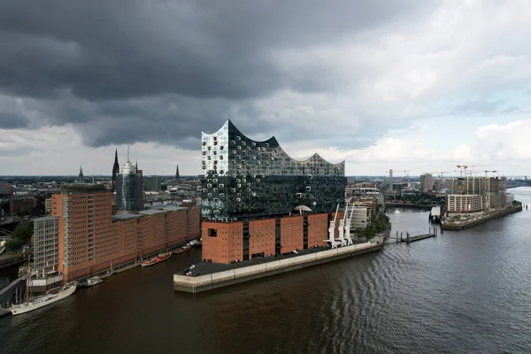 Elbe Nehrinin Kıyısındaki Elbphilharmonie Konser Salonunun Hava Görüntüsü — Stok fotoğraf