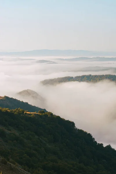 Pionowe Ujęcie Pływających Chmur Nad Wiejskimi Klifami — Zdjęcie stockowe