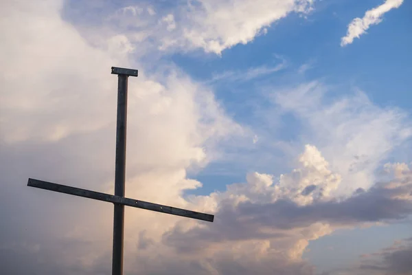 Eine Nahaufnahme Eines Metallischen Kreuzes Vor Einem Schönen Blauen Wolkenverhangenen — Stockfoto