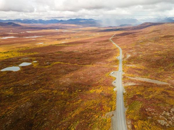 アラスカ 米国の秋の色でアラスカ山脈とデナリ高速道路の航空写真 — ストック写真