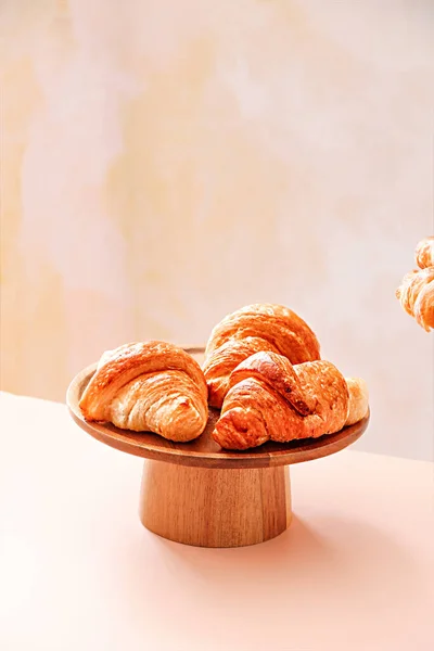 Egy Közeli Kép Friss Sült Croissant Egy Fából Készült Étel — Stock Fotó