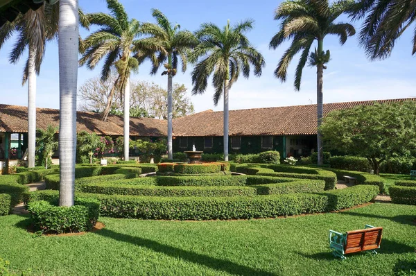 Una Vista Panaroid Del Jardín Con Los Viejos Pueblos Fondo — Foto de Stock