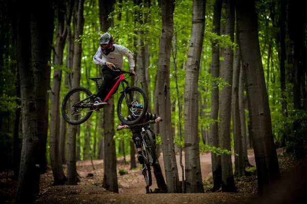 在森林里骑自行车的人的特写镜头 — 图库照片