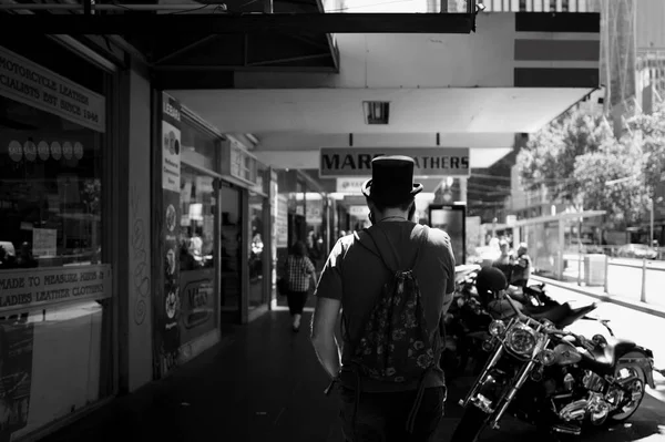 Fecho Tons Cinza Homem Que Desce Rua Com Chapéu Melbourne — Fotografia de Stock