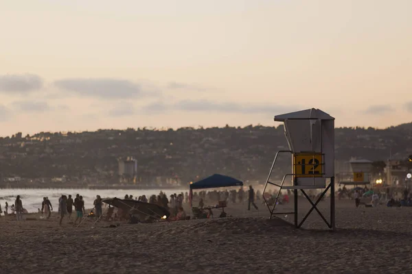 Una Luminosa Giornata Estiva Spiaggia Con Persone Che Camminano Sulla — Foto Stock