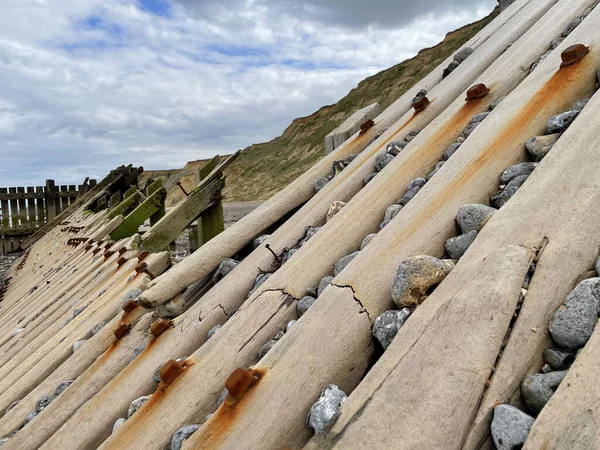 Piękny Widok Stary Brudny Drewniany Dach Zardzewiałymi Gwoździami Przy Plaży — Zdjęcie stockowe