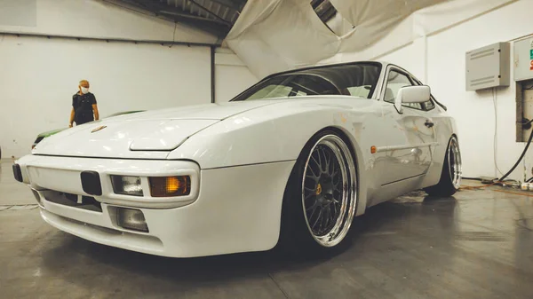 Close Porsche 924 Branco Uma Exposição — Fotografia de Stock