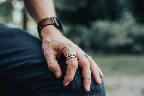 Gros Plan Une Main Masculine Avec Des Anneaux Une Montre — Photo